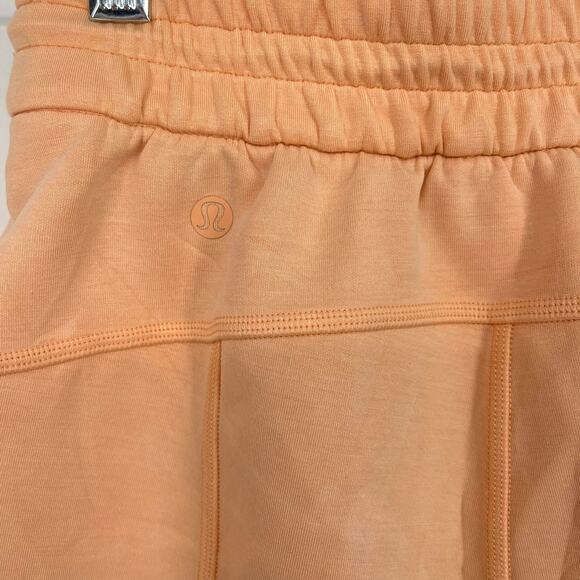 Lululemon Softstreme HR Short 4" in Prosecco Size 0 - Picture 4 of 8